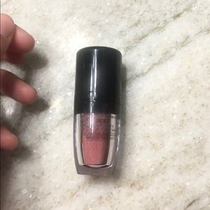 Lip powder in color contrite